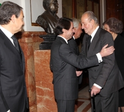 Sus Majestades los Reyes y Su Alteza Real la Infanta Doña Elena reciben el saludo de los ex presidentes del Gobierno Felipe González, José María Aznar